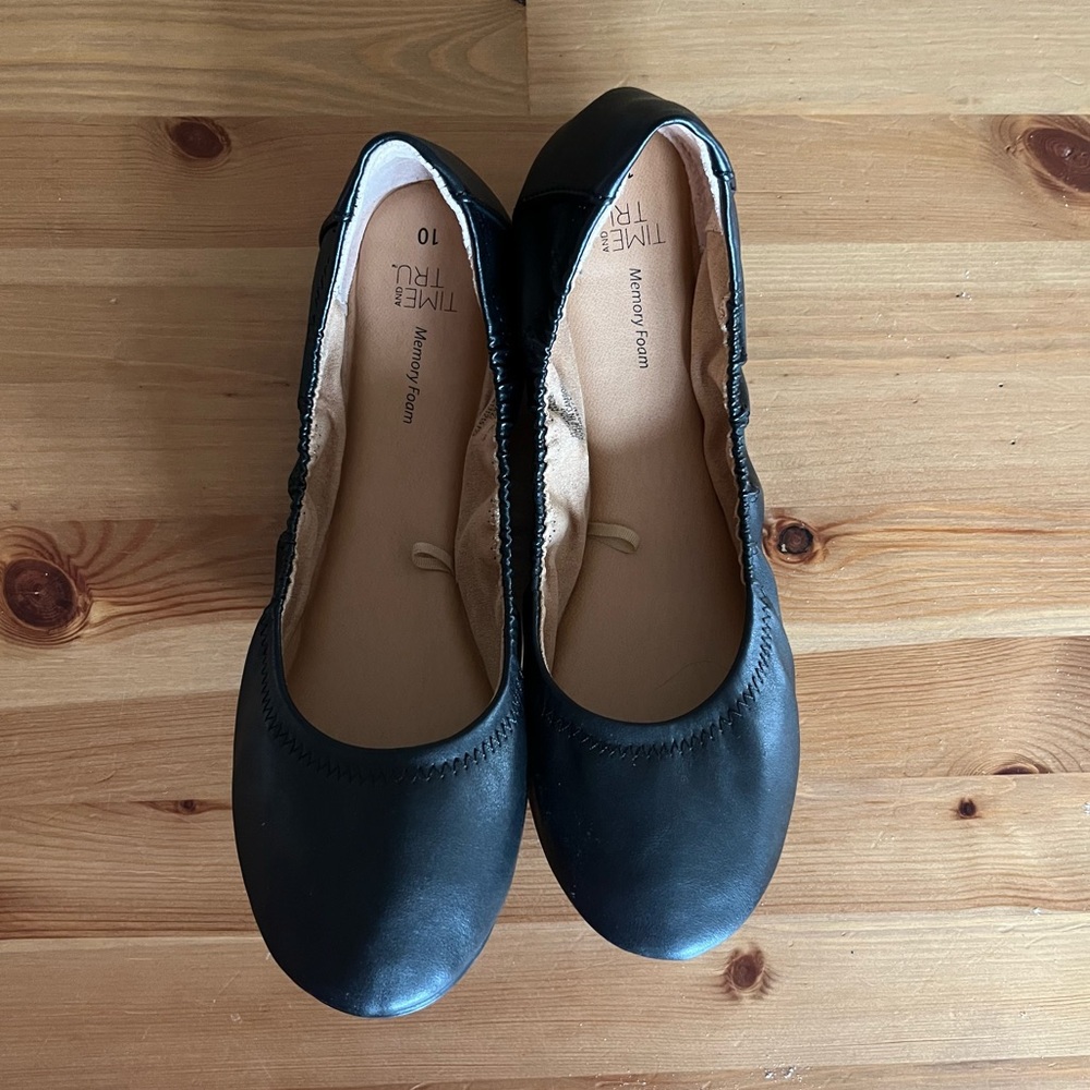 Black alternate leather ballet flats. Never worn. Size 10. Elastic sides.